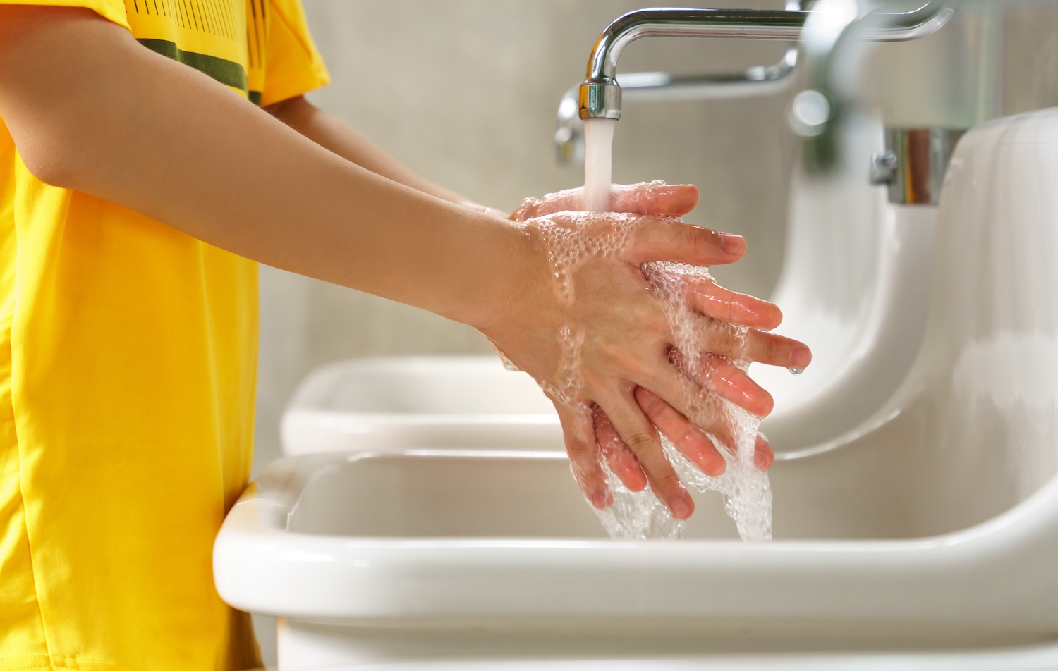 Здоровье начинается с гигиены — школьников Юго-Запада приучают регулярно мыть руки, фото