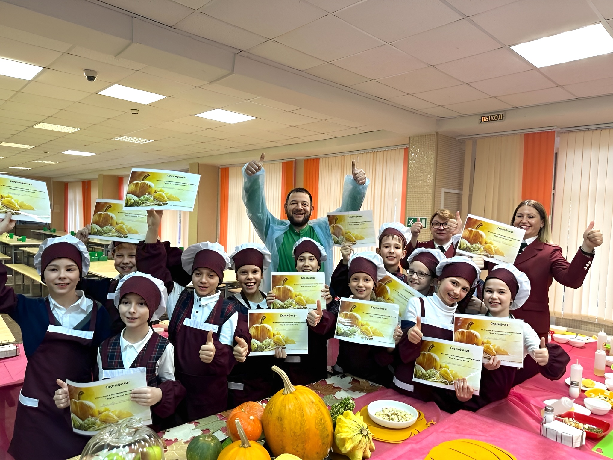 Комбинат питания ЮАО пригласил школьников на кулинарный мастер-класс по приготовлению полезных блюд из тыквы, фото