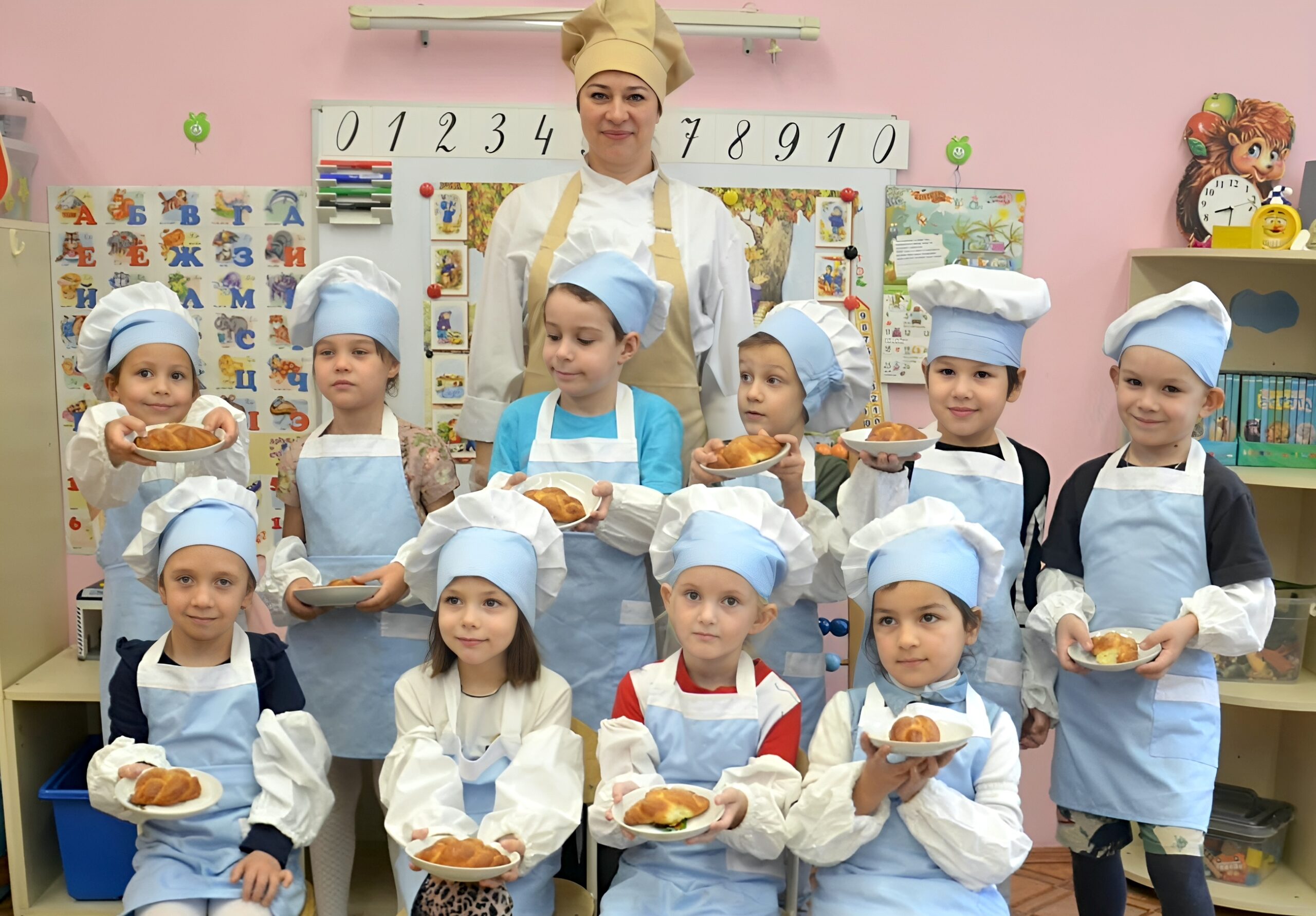 Сладкие и ароматные булочки-плетенки испекли дошкольники на кулинарном уроке, фото