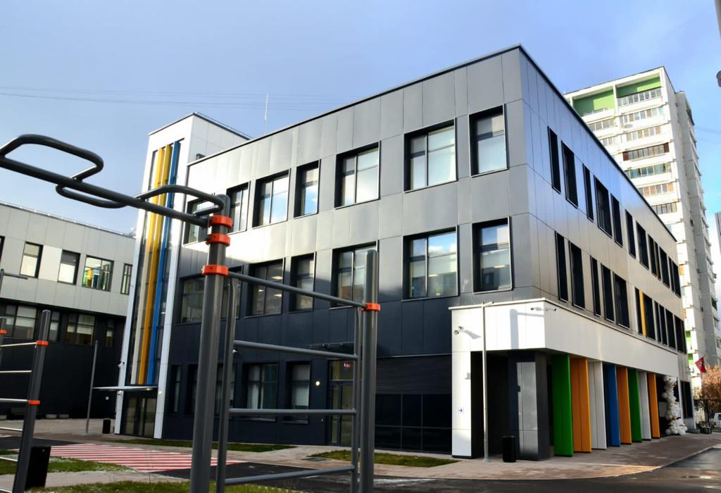 Открытие нового учебного корпуса школы «Тропарево»: ИТ-полигон, лаборатории и современная столовая, фото