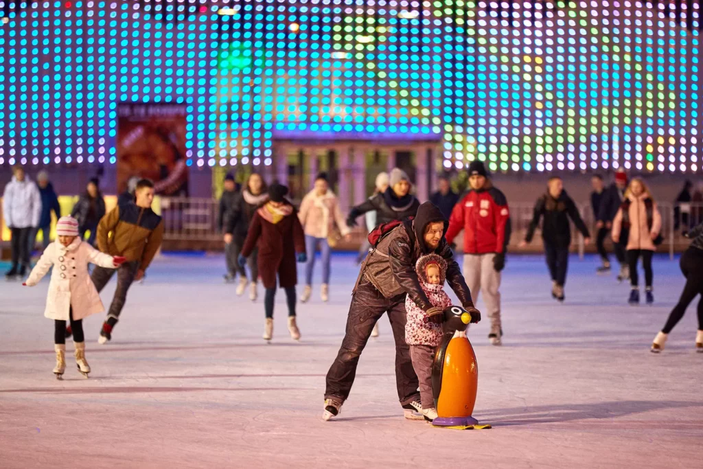 Москва выходная: катаемся на коньках, выбираем подарки на новогодних фестивалях и учимся рисовать  фото