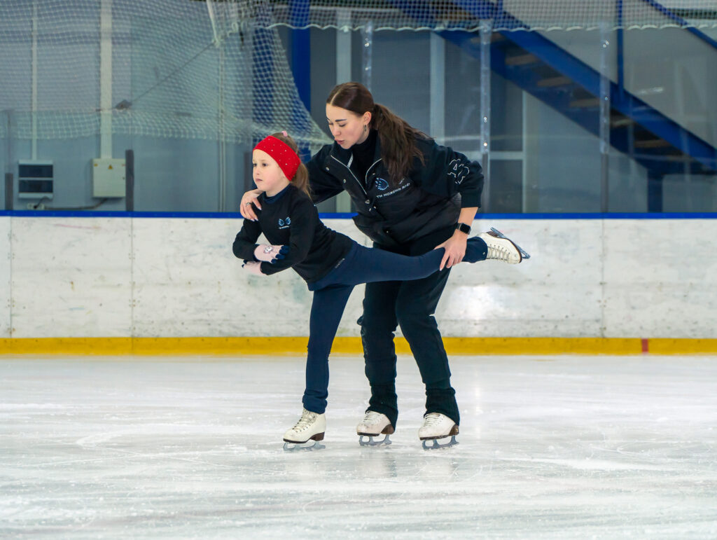 «В фигурном катании задействованы почти все мышцы тела» — встаем на лед с тренером по самому зимнему виду спорта  фото
