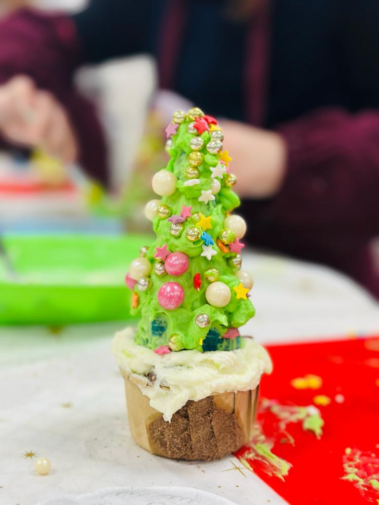 Школьники ЮАО приготовили новогодний десерт на кулинарном мастер-классе от комбината питания  фото