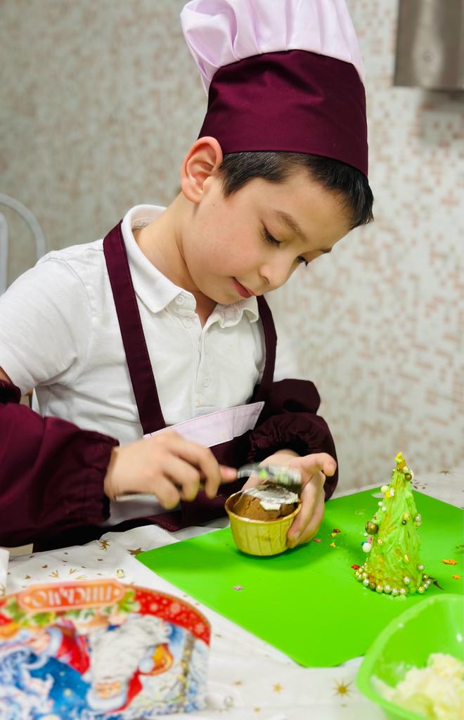 Школьники ЮАО приготовили новогодний десерт на кулинарном мастер-классе от комбината питания  фото