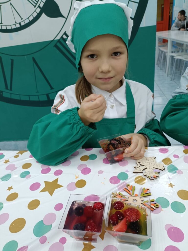 Комбинат питания «Школьник-ЮЗ» провел для детей «летний» мастер-класс  фото