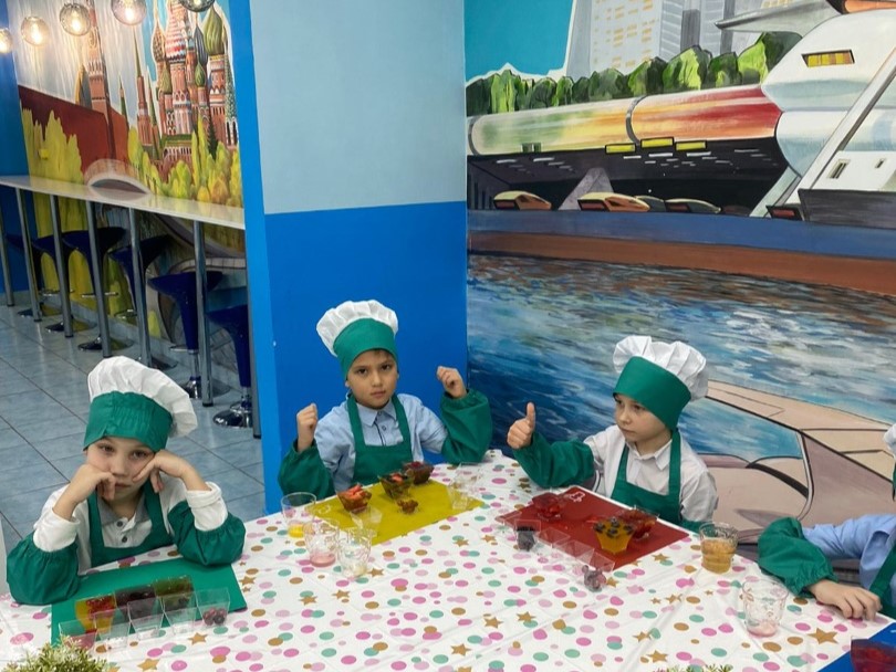 Комбинат питания «Школьник-ЮЗ» провел для детей «летний» мастер-класс, фото