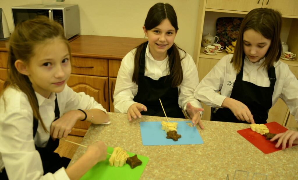 Школьники Западного округа приготовили на кулинарном мастер-классе хрустящие елочки  фото