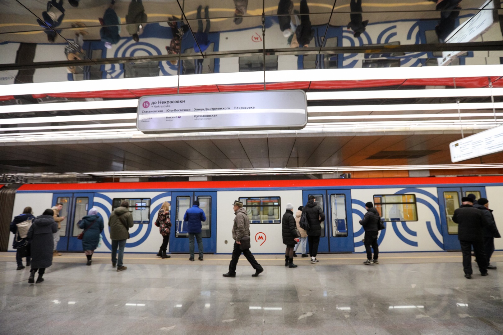 В метро могут появиться стоячие вагоны, фото