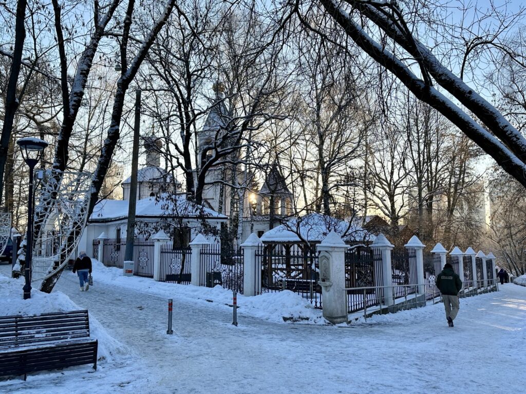 Ботанический Сад — ВДНХ: рабочий, колхозница и Эйфелева башня  фото