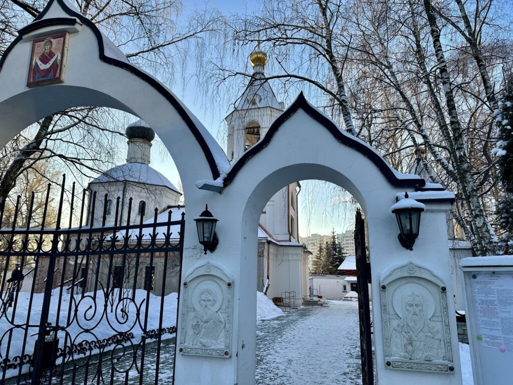 Ботанический Сад — ВДНХ: рабочий, колхозница и Эйфелева башня  фото