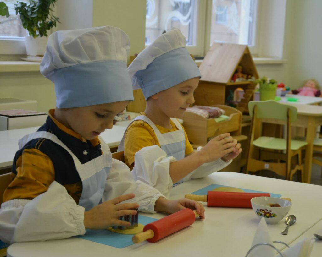Кулинарное приключение маленьких шеф-поваров: дети научились готовить песочное печенье с джемом  фото