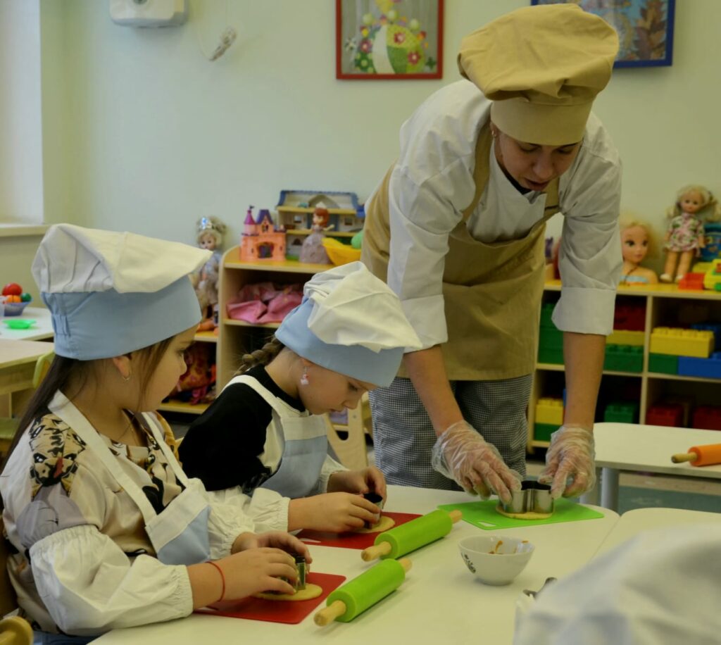 Кулинарное приключение маленьких шеф-поваров: дети научились готовить песочное печенье с джемом  фото