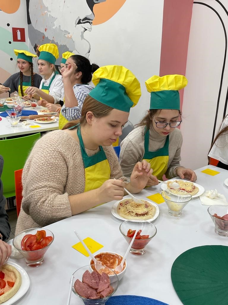 Ученики Центрального округа приготовили итальянскую пиццу на кулинарном мастер-классе  фото