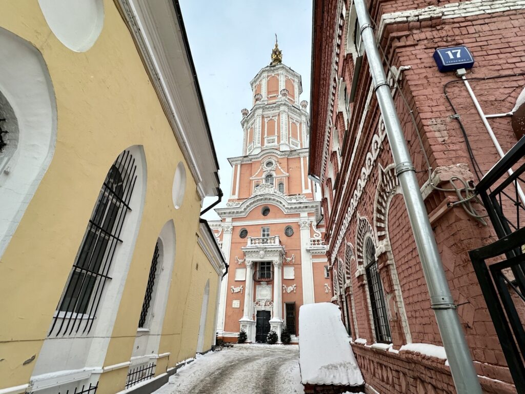 Китай-город — Чистые пруды: Соловецкий камень у окна без стекол  фото