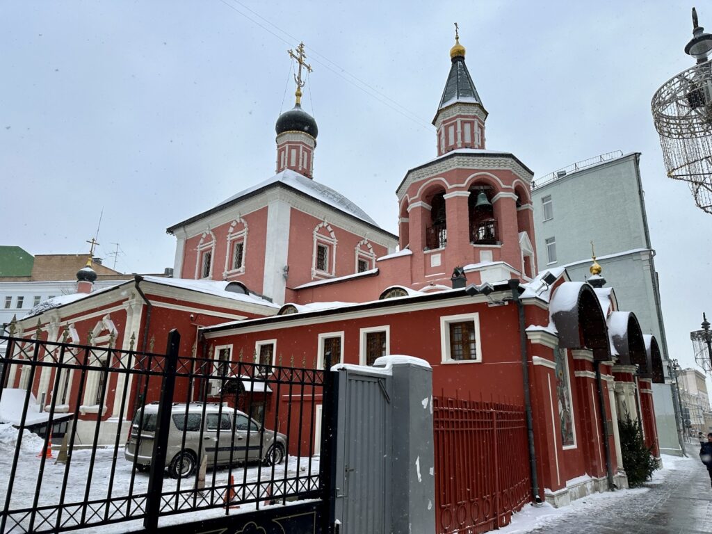 Китай-город — Чистые пруды: Соловецкий камень у окна без стекол  фото