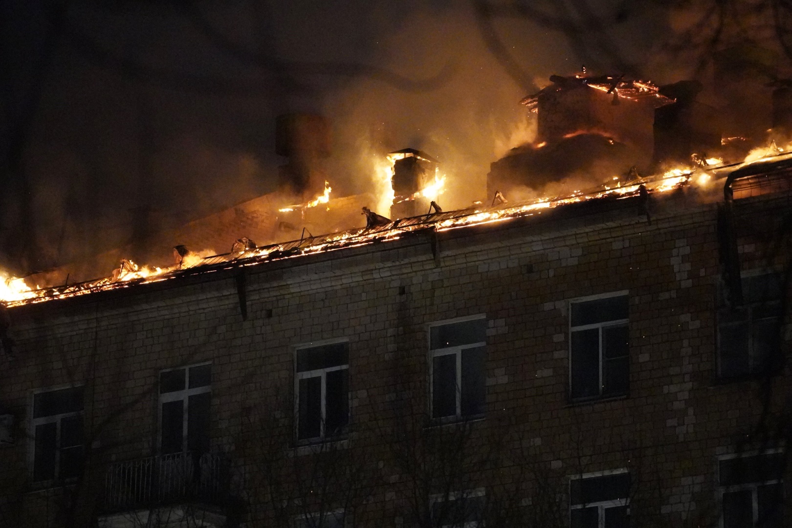 В столице жильцам, эвакуированным из-за пожара в Доме писателей окажут помощь, фото