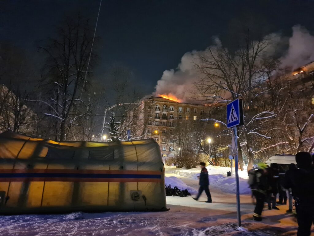 Названы причины пожара на севере Москвы  фото