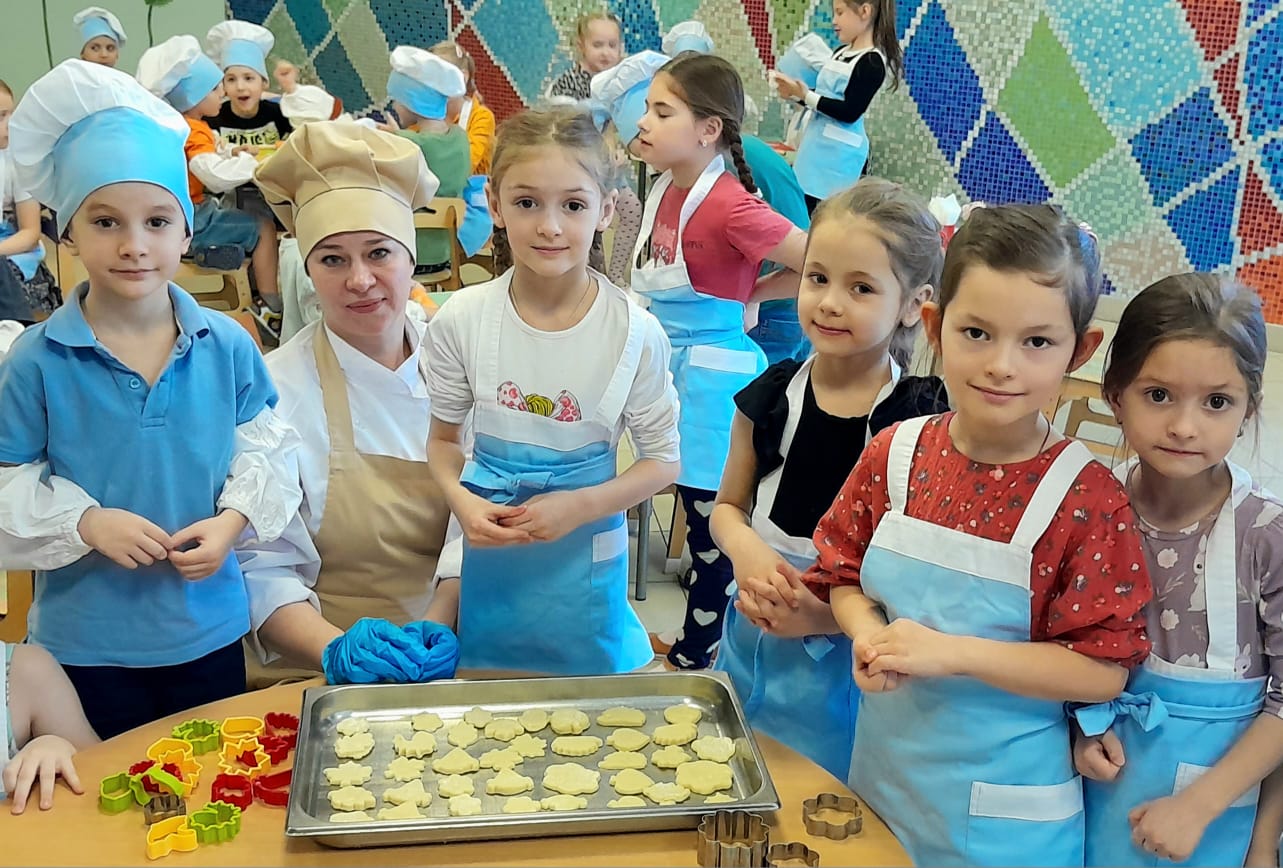 Хрустящие творожные коржики приготовили дошкольники на мастер-классе от комбината питания «Верона», фото