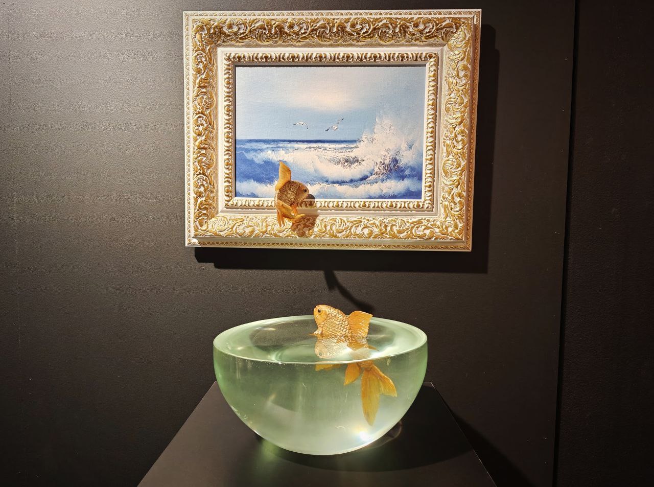 Охранник на выставке Бэнкси съел золотую рыбку с картины, фото