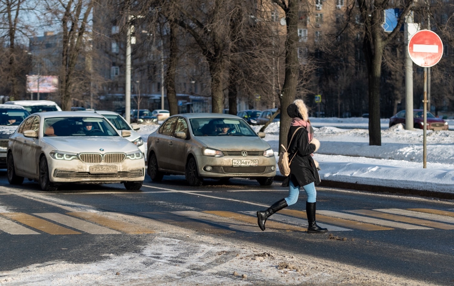 Новые светофоры в Москве оповестят пешеходов о поворачивающей машине, фото