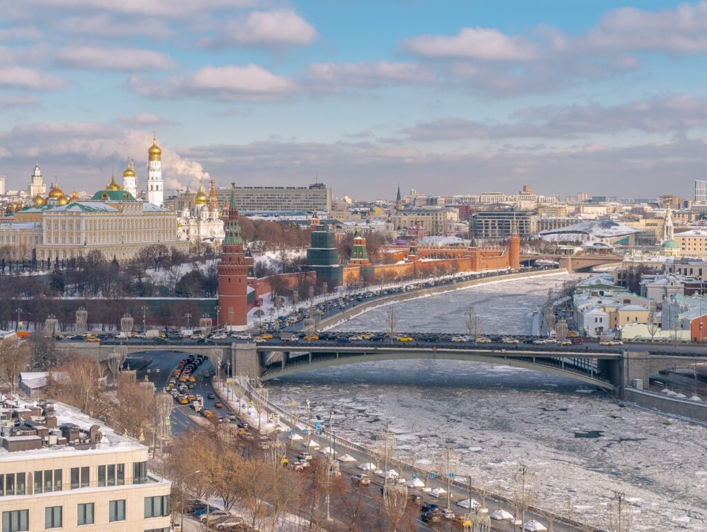 Наряды киногероев, смотровая площадка и ресторан у залива — куда пойти после работы  фото