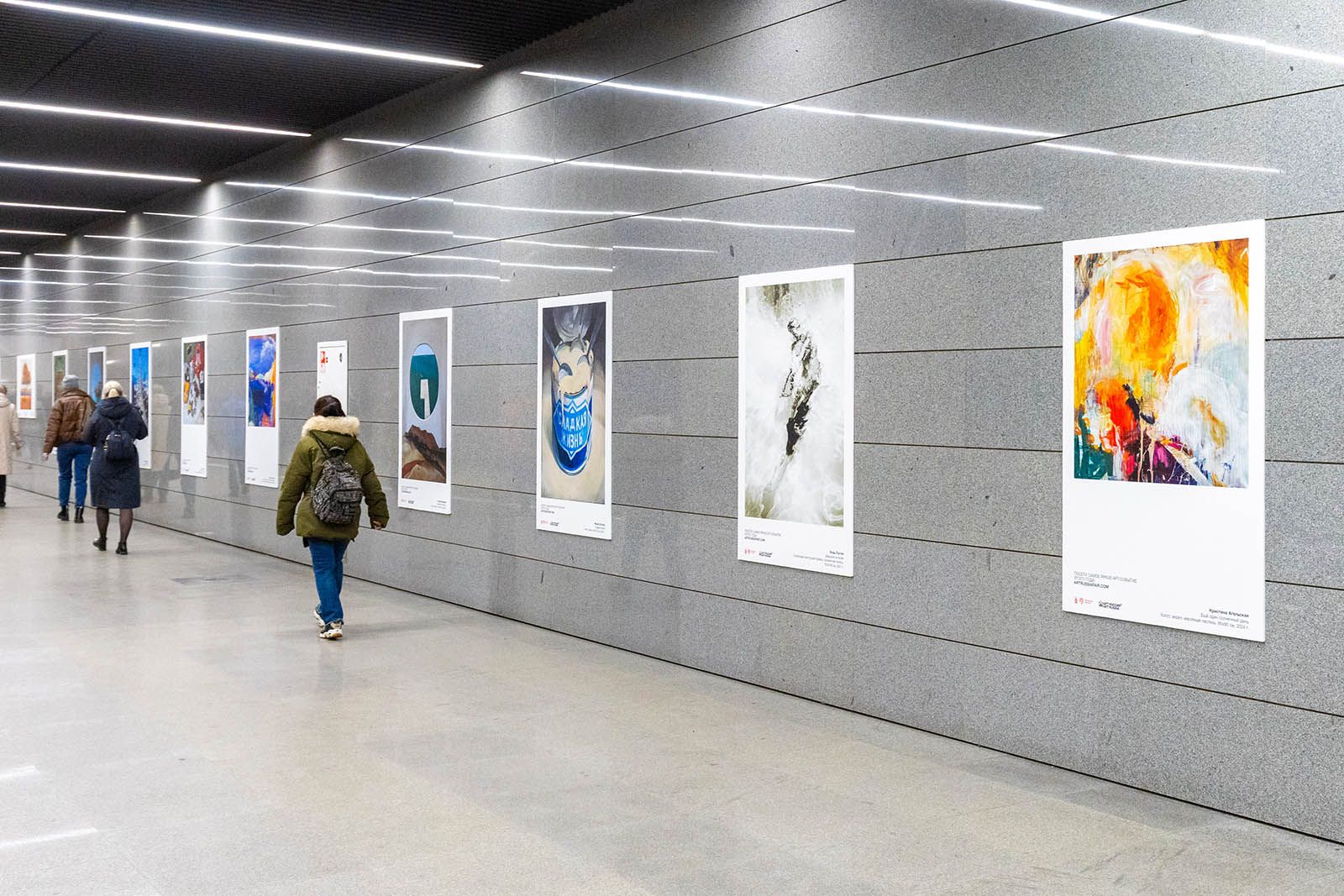 Выставка картин открылась в переходе между станциями "Ленинский проспект" и "Площадь Гагарина", фото