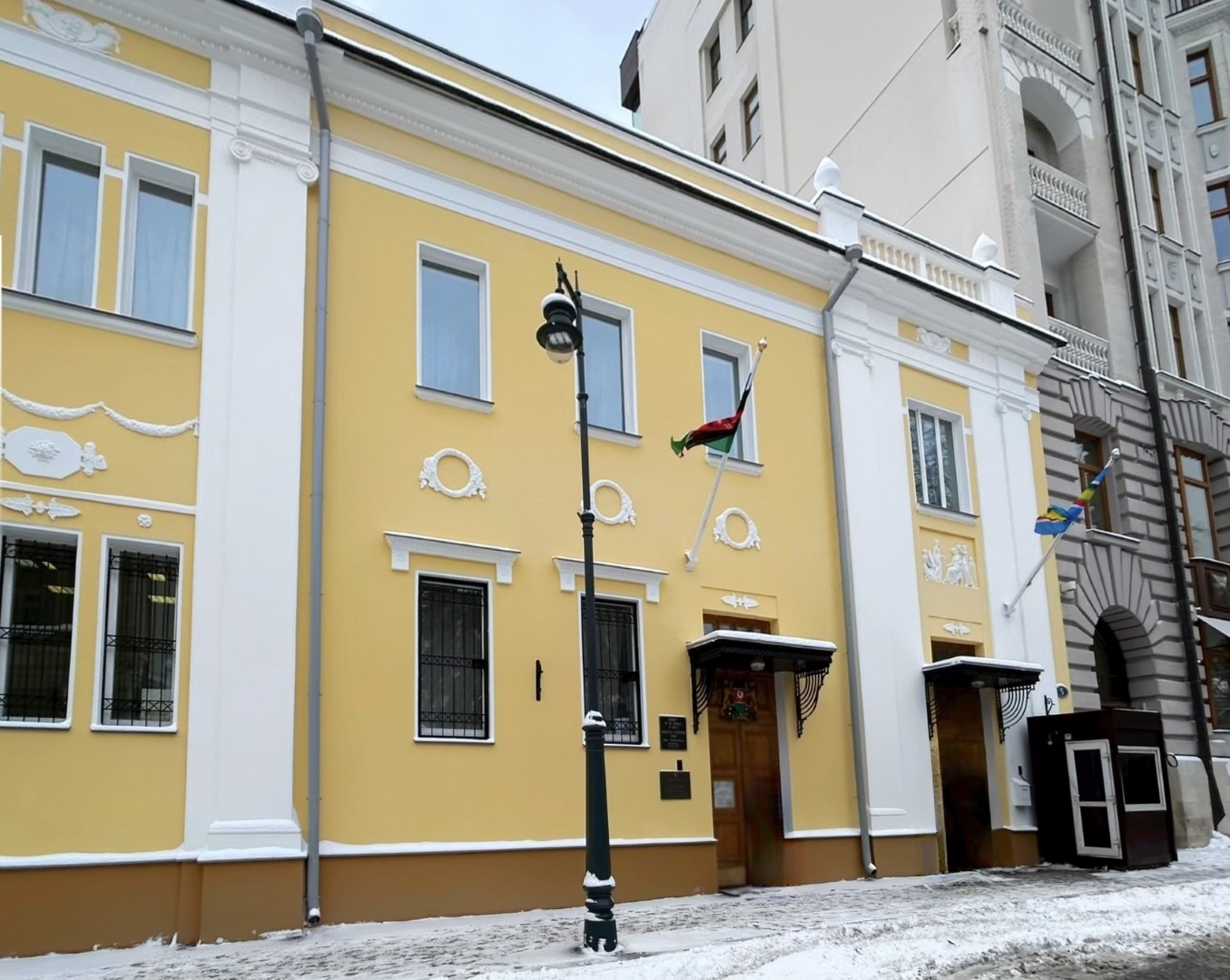 В Москве отреставрировали уникальный декор фасадов старинного здания посольства Кении, фото