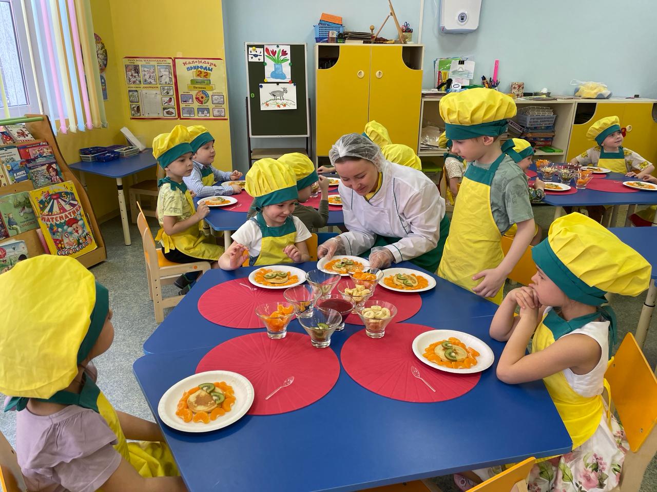 Дошкольники Центрального округа приготовили десерт из оладий и фруктов на кулинарном мастер-классе, фото