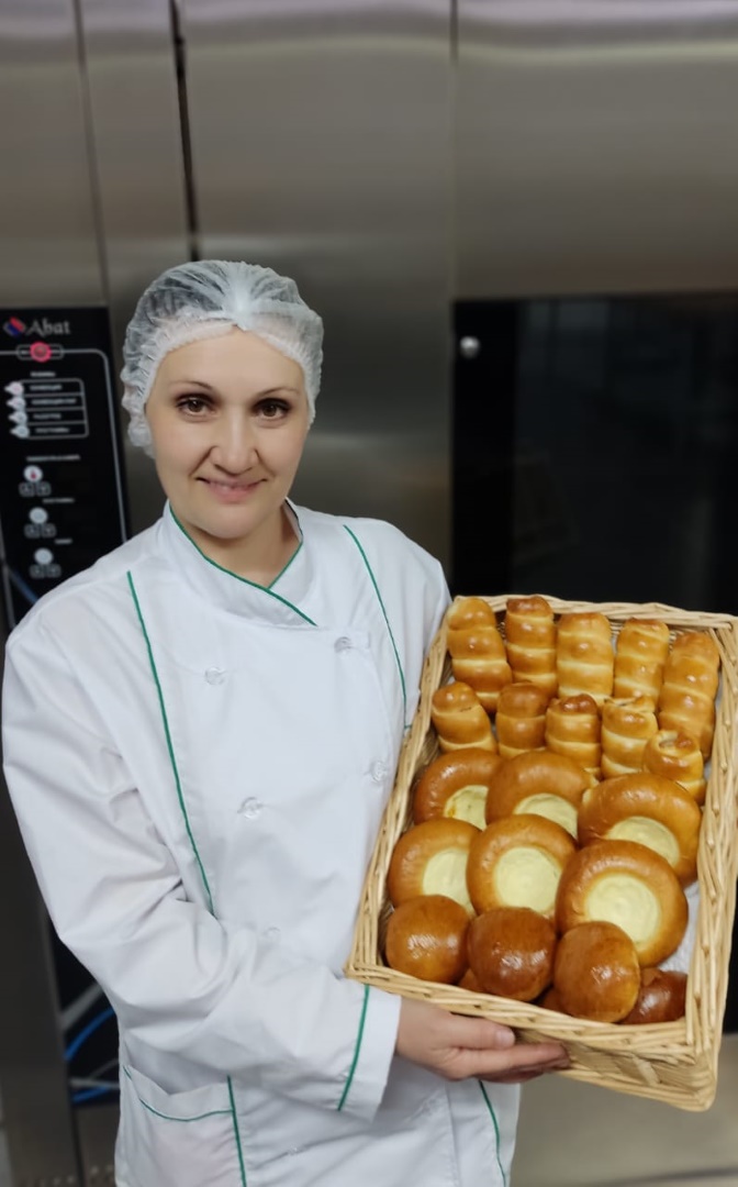 12 тысяч изделий в день: как выпекаются любимые булочки московских школьников, фото