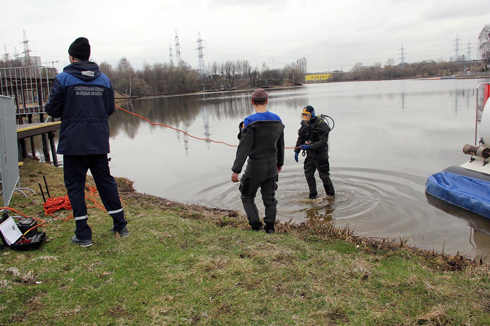 Водолазы Московской городской поисково-спасательной службы обследовали дно водоемов Северного округа, фото