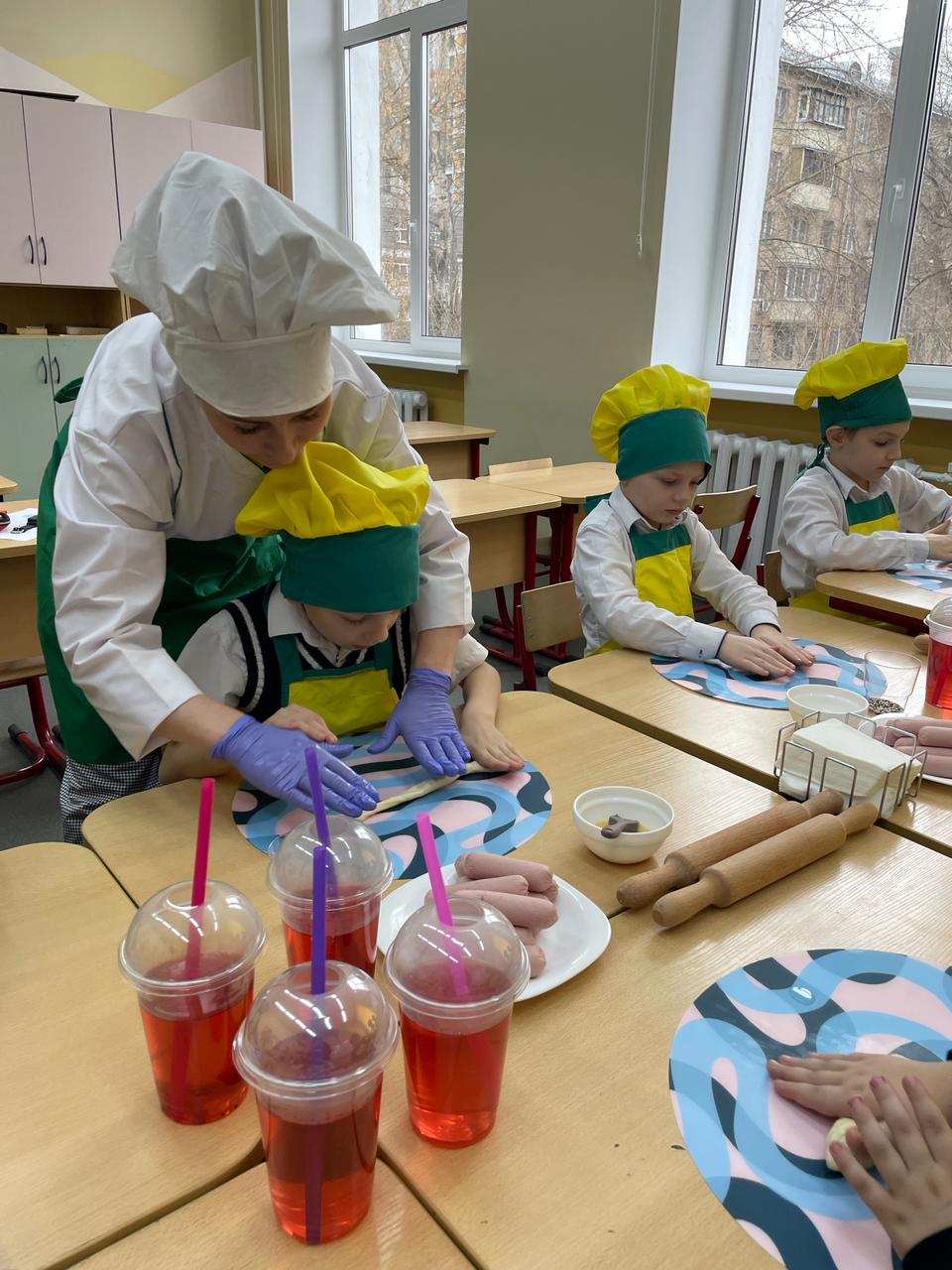 Первоклассники Романовской школы ЦАО испекли сосиски в тесте на кулинарном мастер-классе, фото