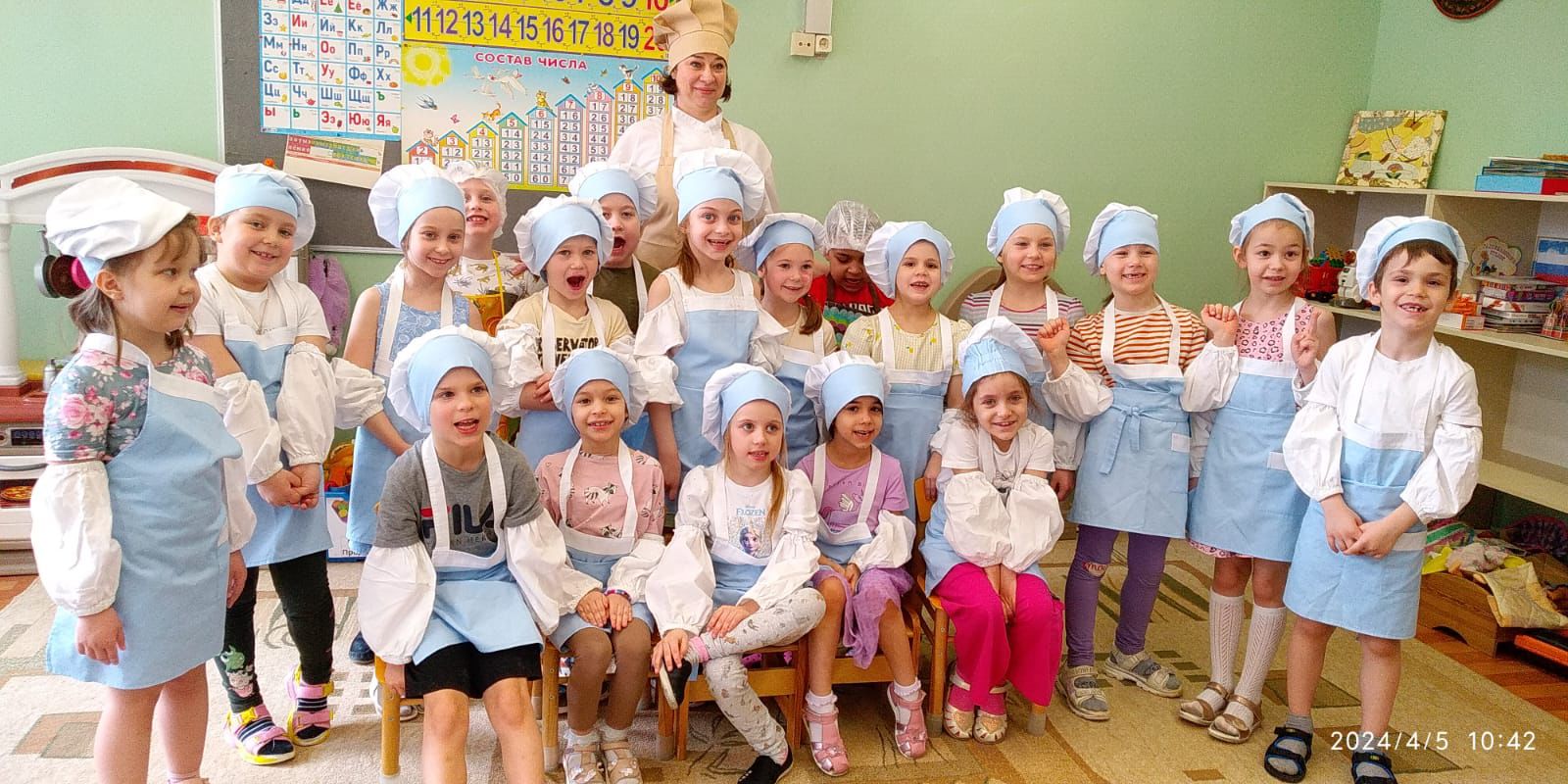 Дошколята Западного округа попробовали себя в роли пекарей на кулинарном мастер-классе, фото