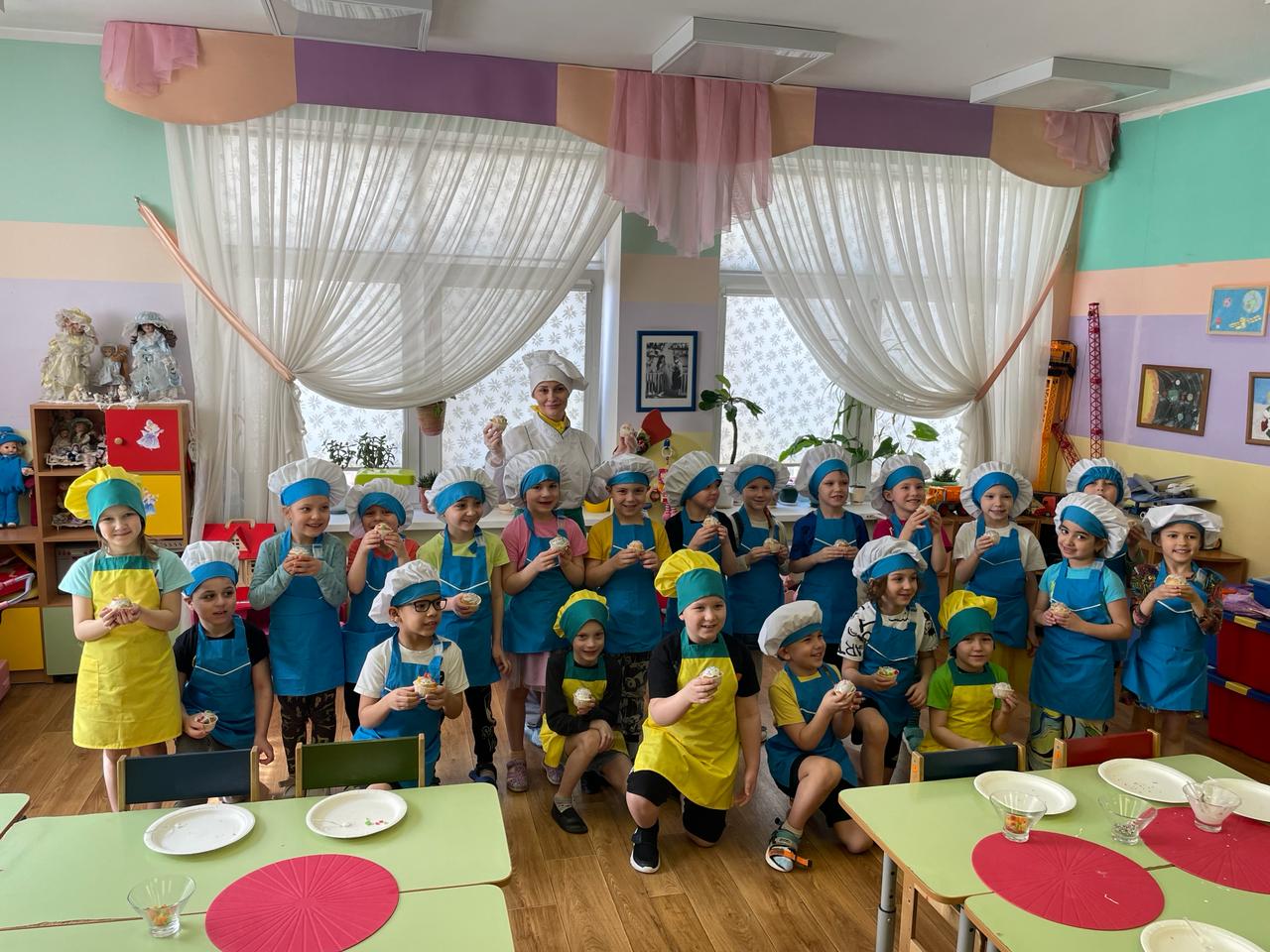Цукаты, тесто и сахарная глазурь: дошкольники на кулинарном мастер-классе научились готовить пасхальный кулич, фото