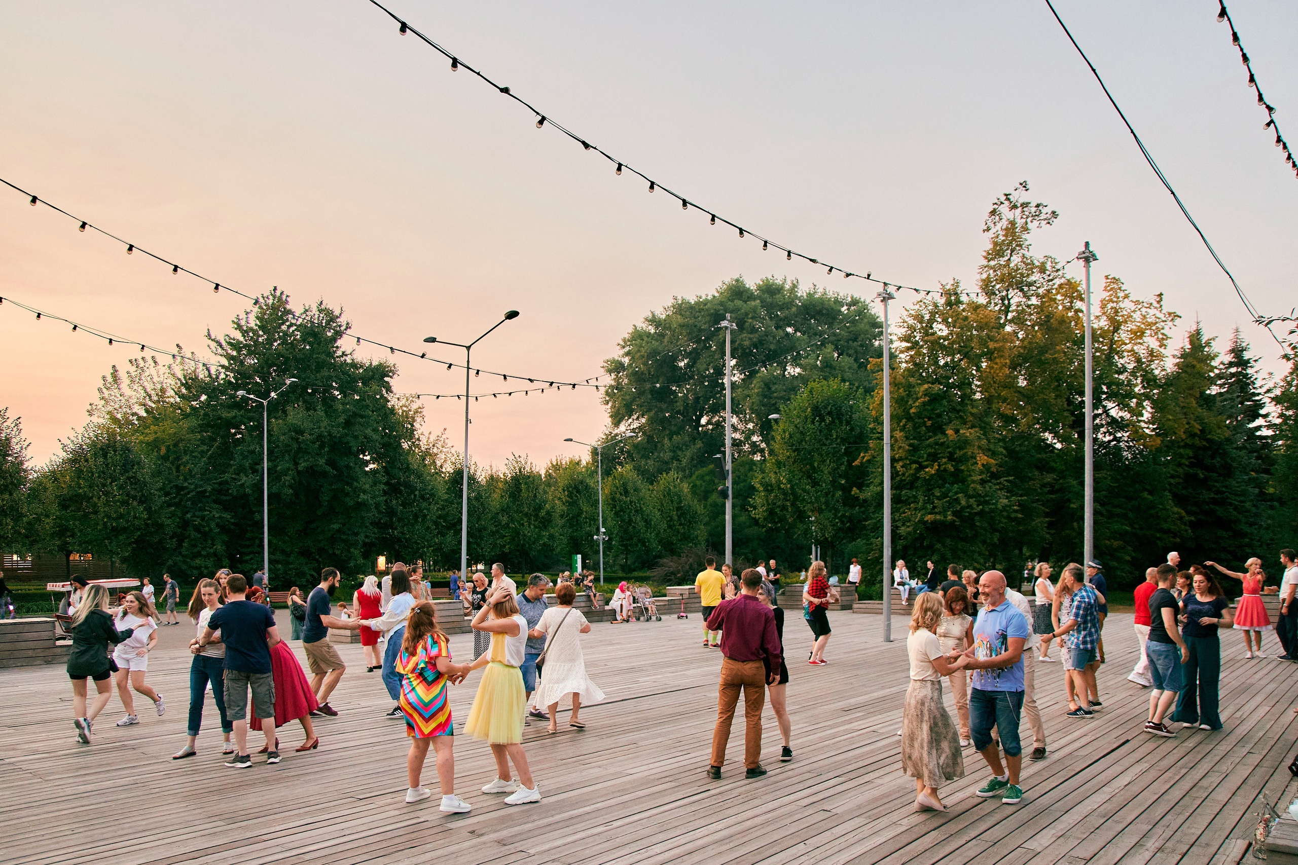 Танцы в парке, тесла-шоу и ресторан с камином — куда пойти после работы, фото