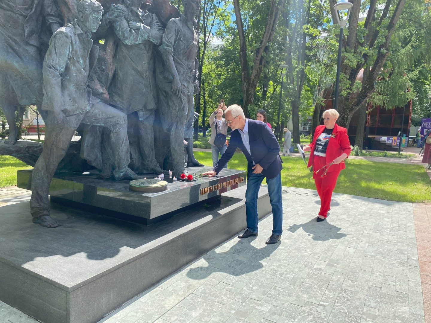 Народный артист России Евгений Герасимов почтил память героев-молодогвардейцев в Кунцево, фото