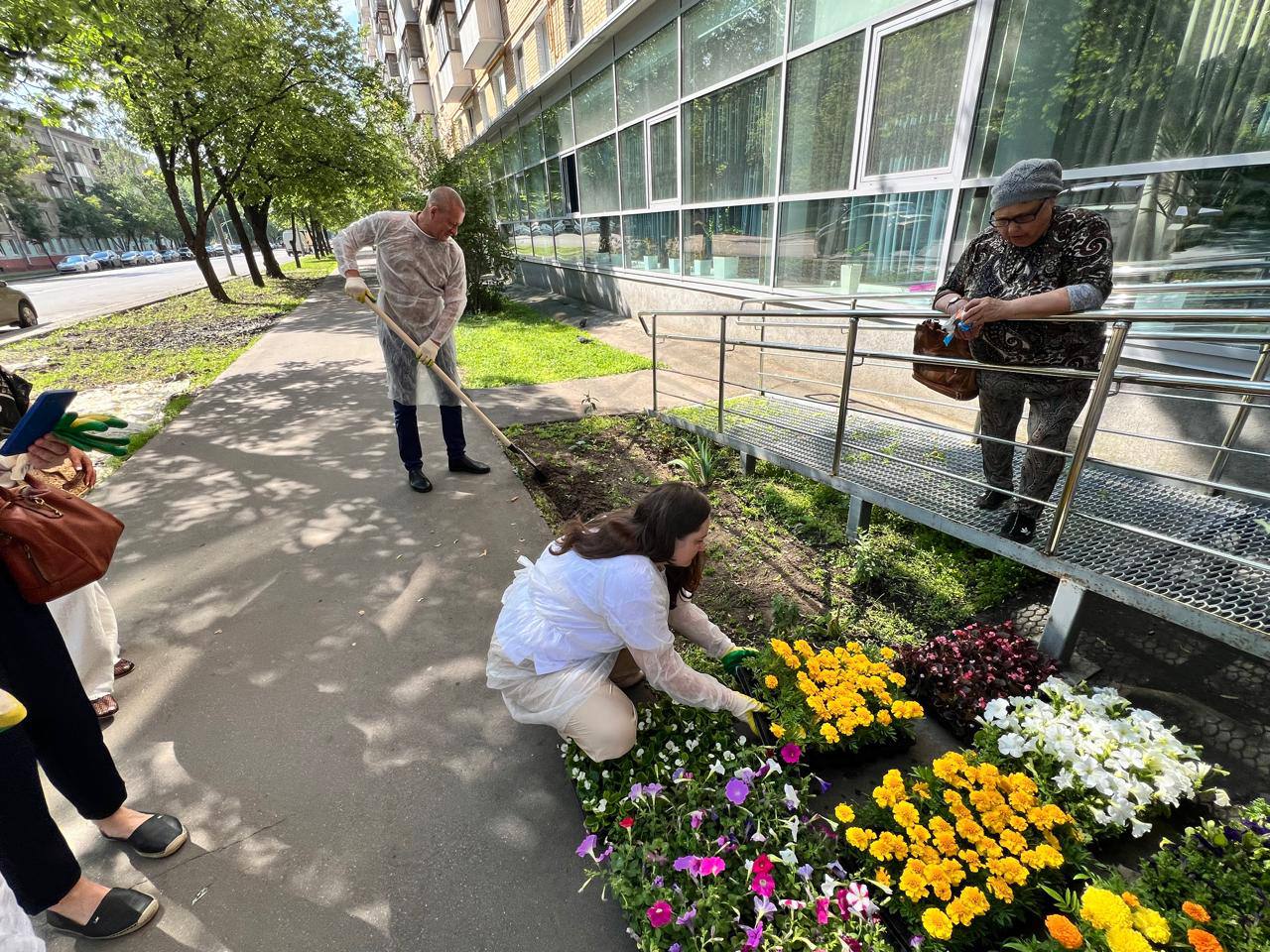По просьбам «долголетов» в Перово высадили цветы