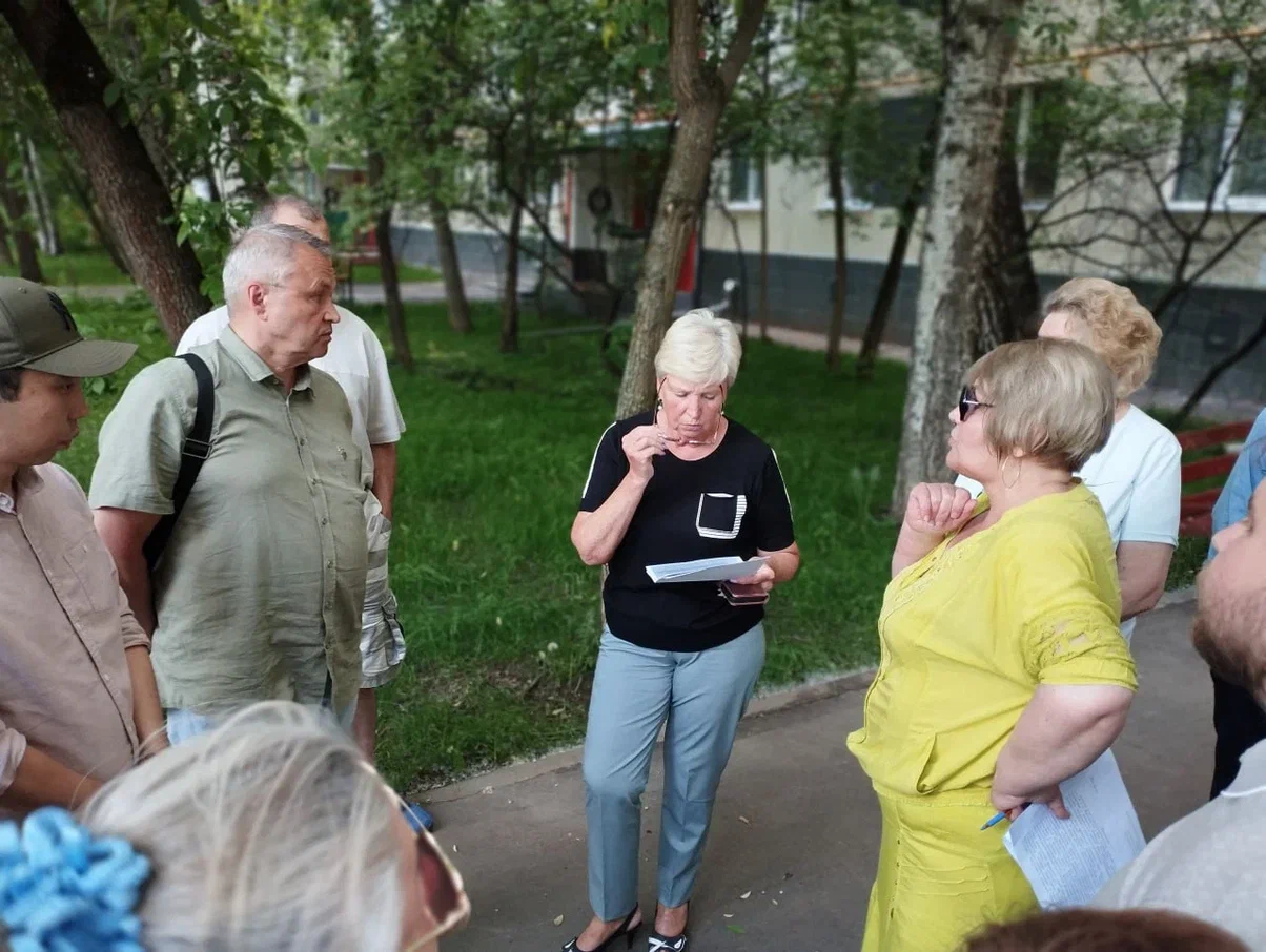 Капремонт дома на Дубнинской взяла под контроль депутат Надежда Перфилова