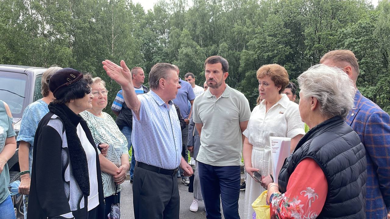 Депутат МГД Семенников обсудил с жителями Ясенево благоустройство района, фото