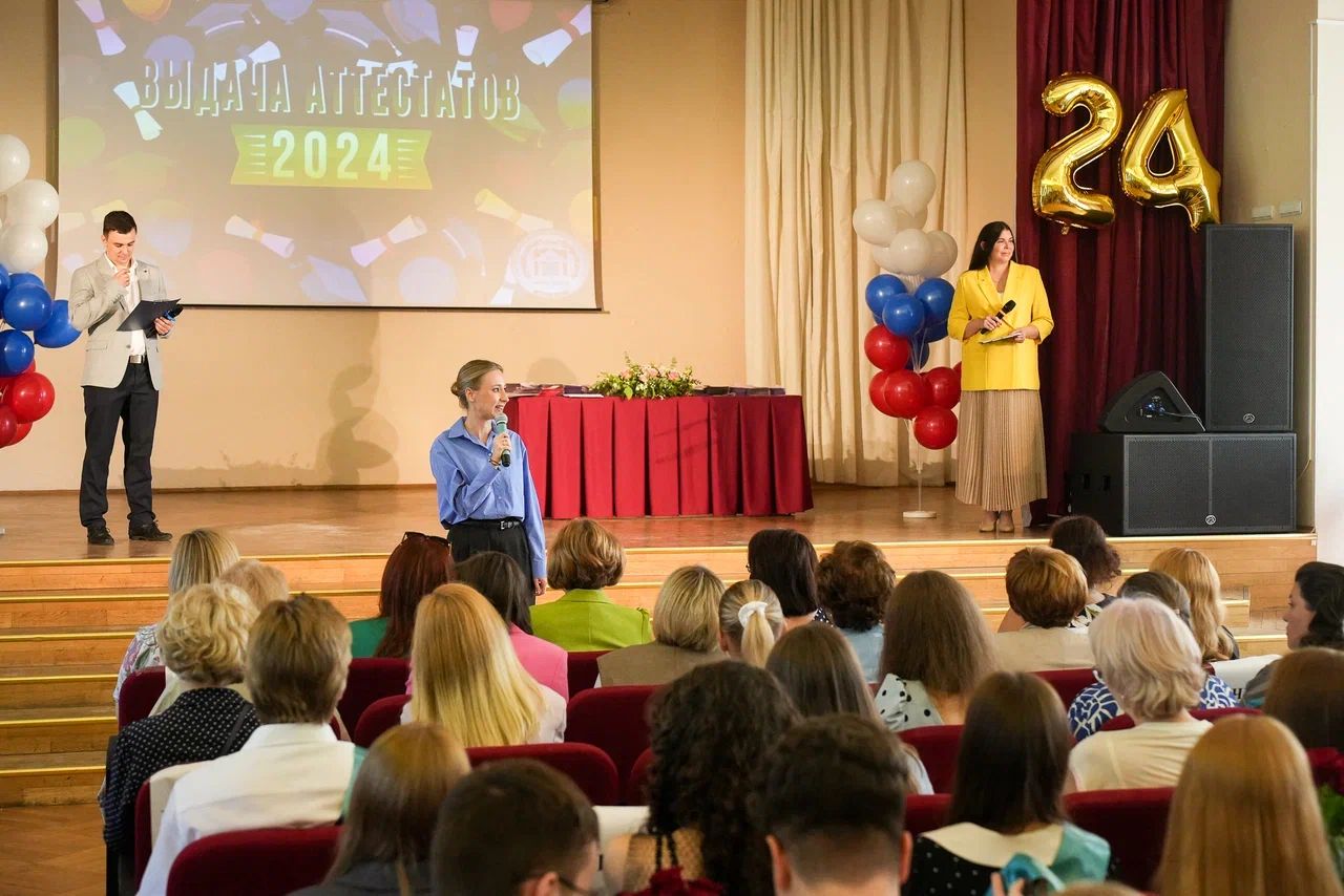 Дарья Борисова поздравила выпускников школы № 1223