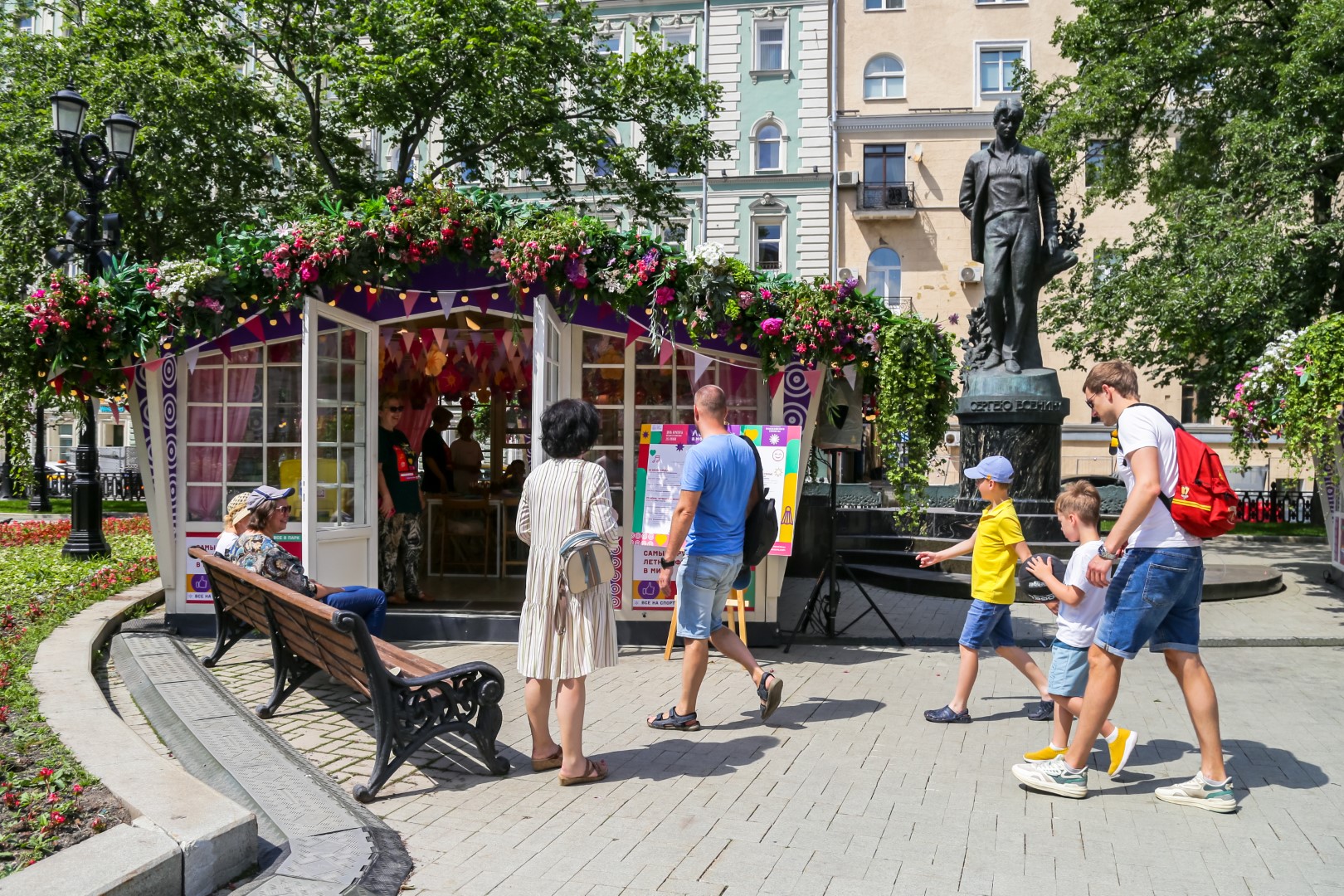 Скульптуры из металла и картины на мешковине: в центре Москвы открывается «Арт-бульвар»
