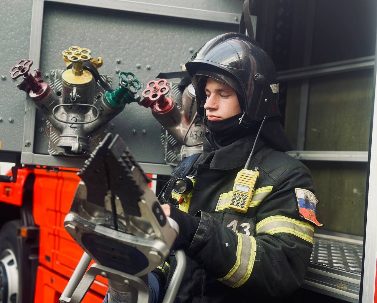 Пожарные провели мастер-класс для юных жителей Царицыно