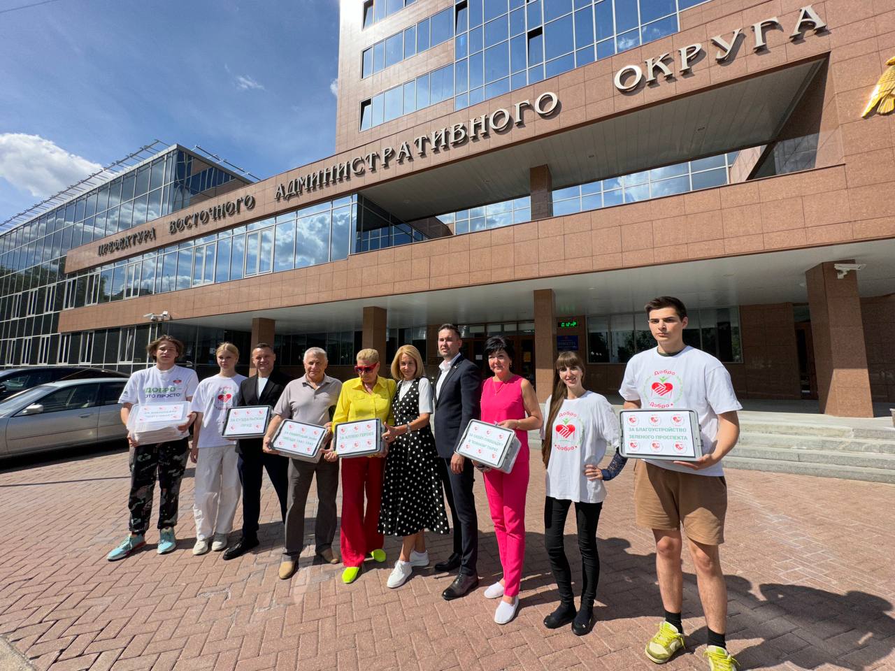 Команда руководителя ЦМД «Новокосино» Людмилы Митрюк передала префекту ВАО подписи за благоустройство в районах