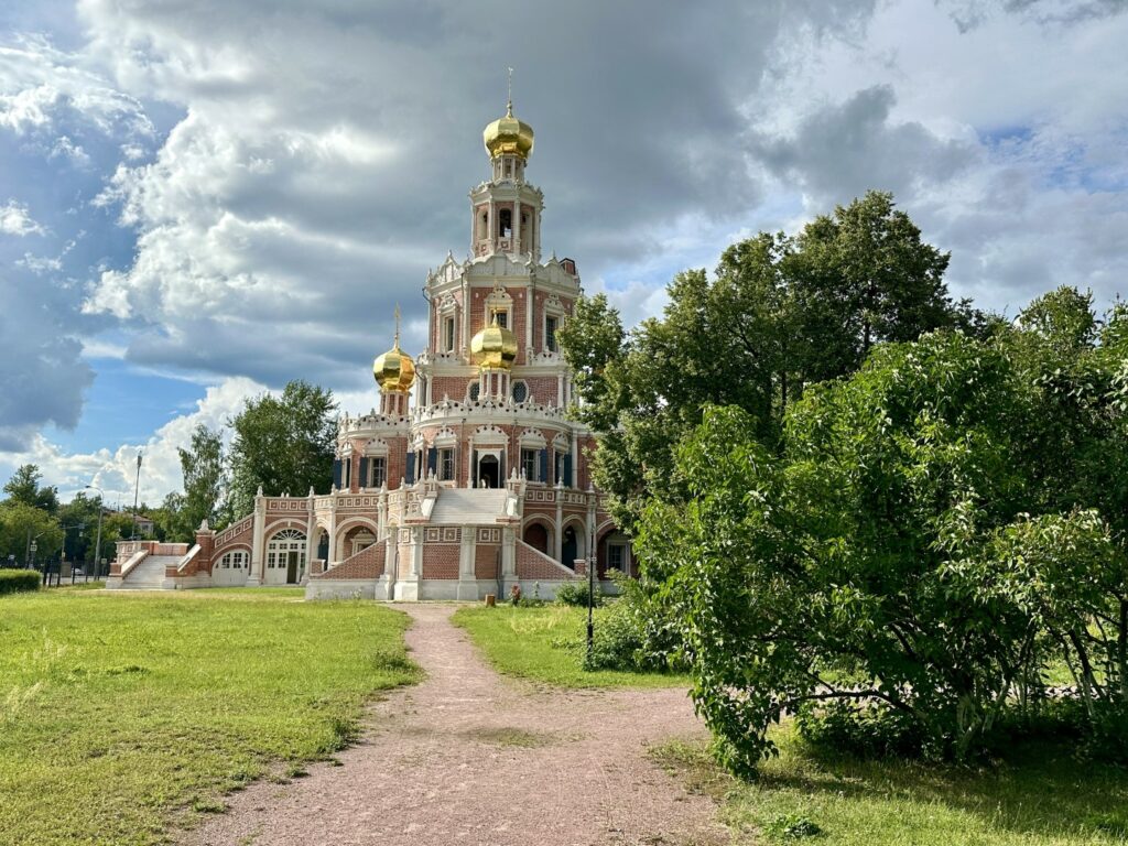 Фили — Багратионовская: две «Горбушки» у седьмой фабрики-кухни  фото