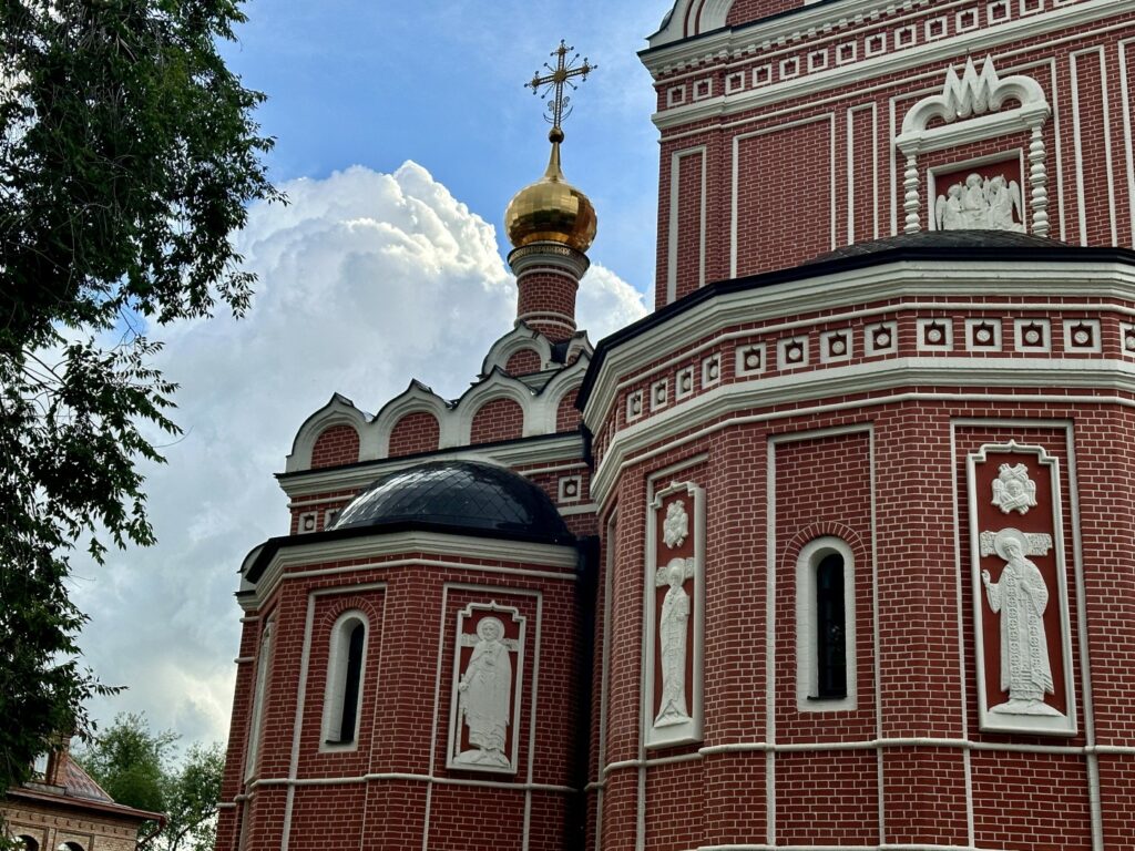 Фили — Багратионовская: две «Горбушки» у седьмой фабрики-кухни  фото