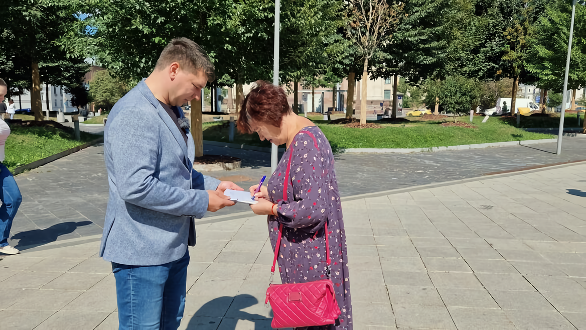 В центре Москвы собирают подписи за расширение резидентных парковочных мест у соцобъектов, фото