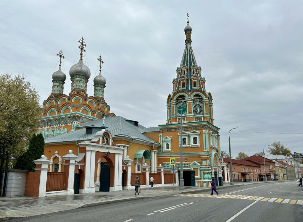 Полянка — Третьяковская: «парк лужковского периода» в Кадашёвской слободе  фото