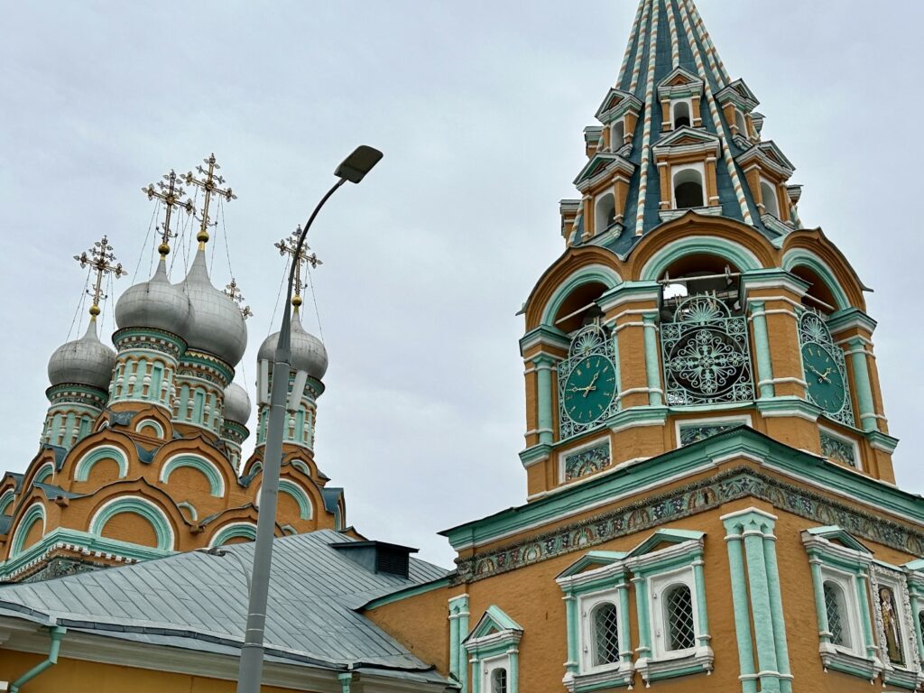 Полянка — Третьяковская: «парк лужковского периода» в Кадашёвской слободе  фото