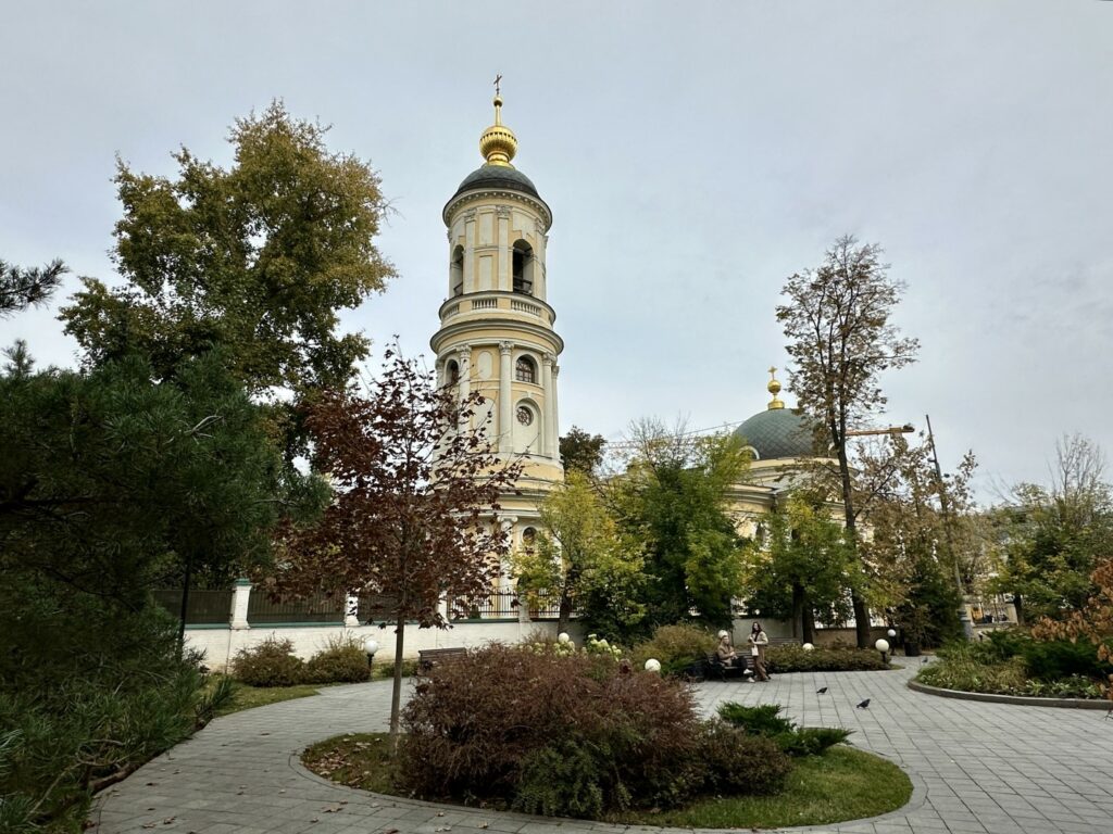 Полянка — Третьяковская: «парк лужковского периода» в Кадашёвской слободе  фото