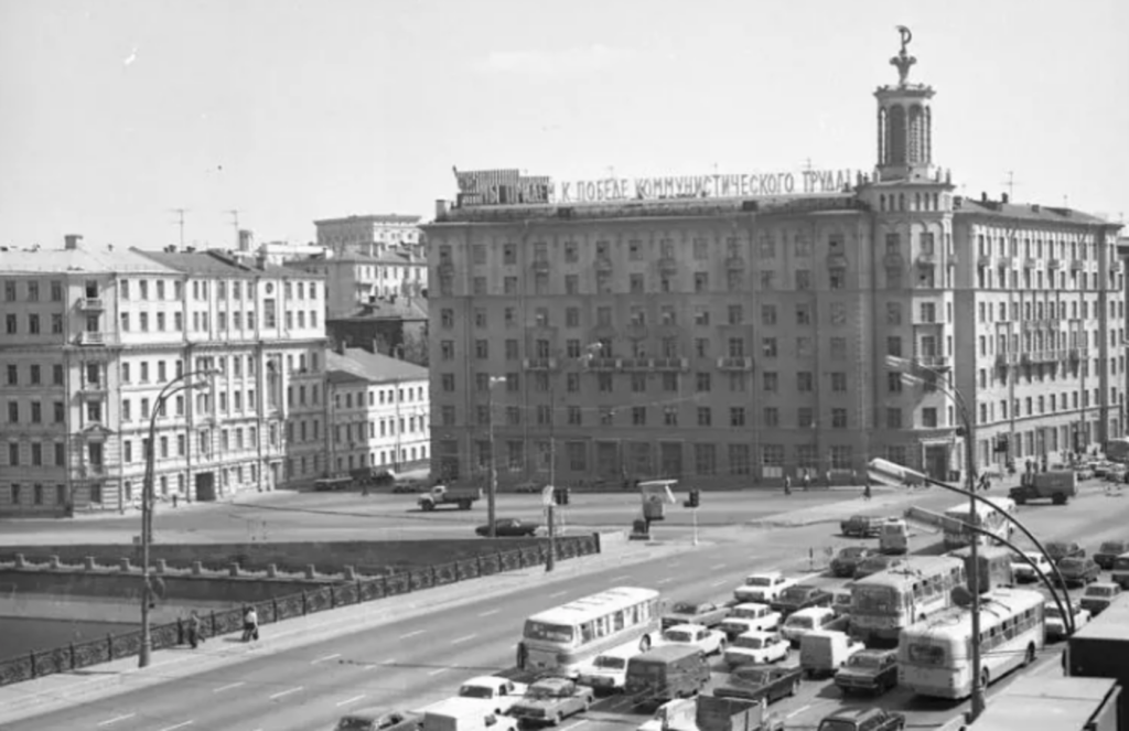 Полянка — Третьяковская: «парк лужковского периода» в Кадашёвской слободе  фото