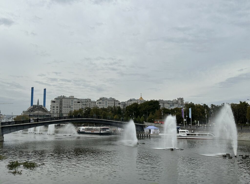 Полянка — Третьяковская: «парк лужковского периода» в Кадашёвской слободе  фото